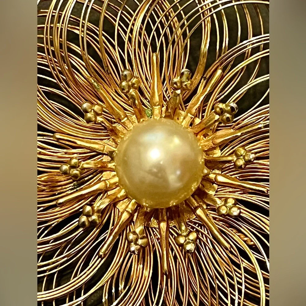 Vintage Lg Gold-tone Wire Circular Brooch/ Pin  Faux Pearl. 2.5”